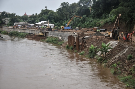 Proyek Saringan Sampah Kali Ciliwung Era Anies Molor dari Target