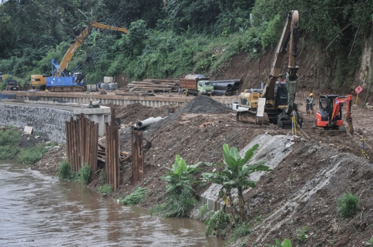 Proyek Saringan Sampah Kali Ciliwung Era Anies Molor dari Target