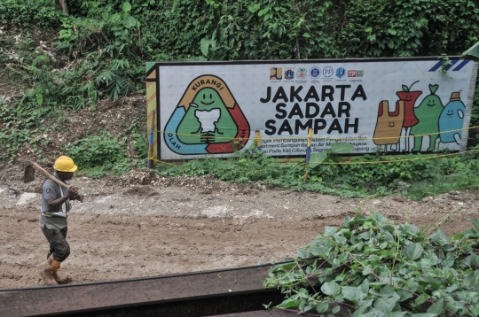 Proyek Saringan Sampah Kali Ciliwung Era Anies Molor dari Target