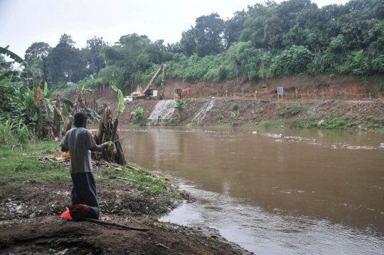 Proyek Saringan Sampah Kali Ciliwung Era Anies Molor dari Target