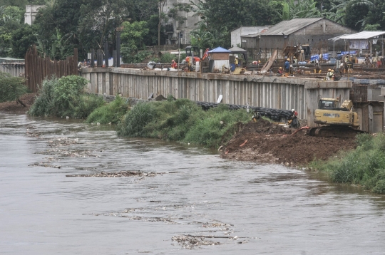 Proyek Saringan Sampah Kali Ciliwung Era Anies Molor dari Target