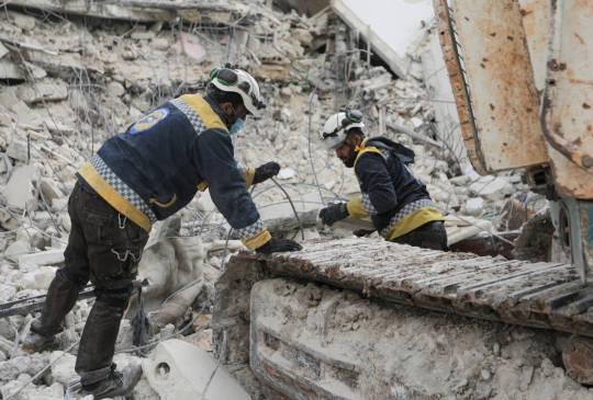 Potret Relawan White Helmets, Ujung Tombak Misi Pencarian Korban Gempa di Suriah