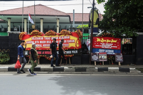 Karangan Bunga Hiasi Pengadilan Negeri Jakarta Selatan Saat Sidang Vonis Ferdy Sambo