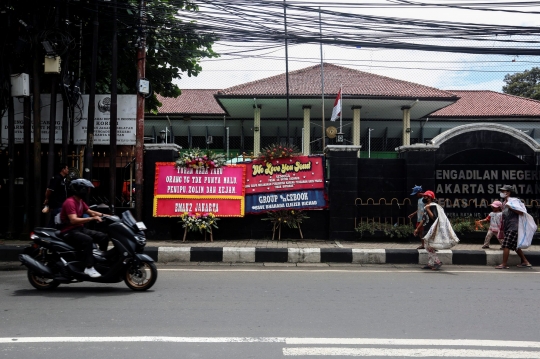 Karangan Bunga Hiasi Pengadilan Negeri Jakarta Selatan Saat Sidang Vonis Ferdy Sambo