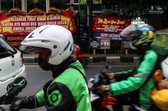 Karangan Bunga Hiasi Pengadilan Negeri Jakarta Selatan Saat Sidang Vonis Ferdy Sambo