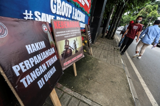 Karangan Bunga Hiasi Pengadilan Negeri Jakarta Selatan Saat Sidang Vonis Ferdy Sambo