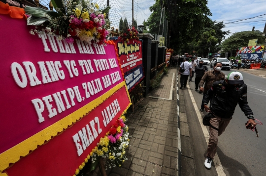 Karangan Bunga Hiasi Pengadilan Negeri Jakarta Selatan Saat Sidang Vonis Ferdy Sambo