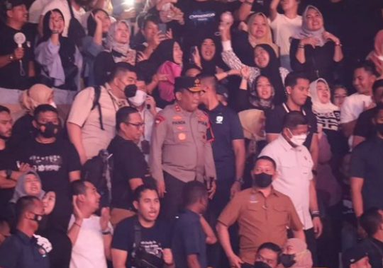 Jenderal Bintang Dua Turun Tangan Dampingi Jokowi dan Iriana Nonton Konser Dewa 19