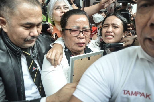 Ibu Rosti Simanjuntak Peluk Terus Foto Brigadir J Usai Ferdy Sambo Divonis Mati