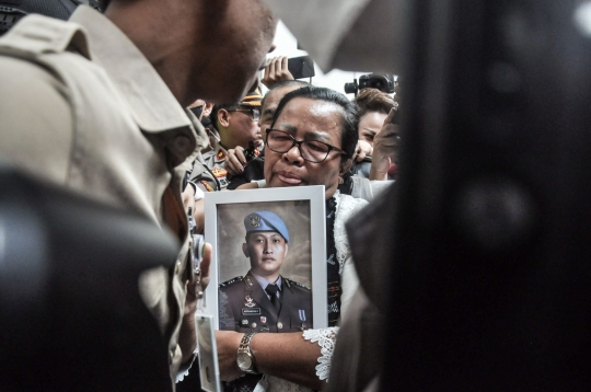 Ibu Rosti Simanjuntak Peluk Terus Foto Brigadir J Usai Ferdy Sambo Divonis Mati