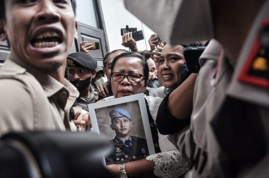 Ibu Rosti Simanjuntak Peluk Terus Foto Brigadir J Usai Ferdy Sambo Divonis Mati