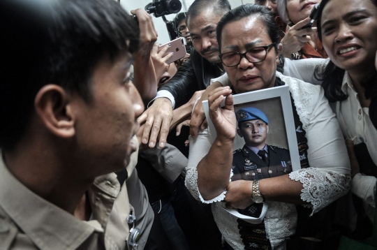 Ibu Rosti Simanjuntak Peluk Terus Foto Brigadir J Usai Ferdy Sambo Divonis Mati