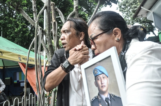 Ibu Rosti Simanjuntak Peluk Terus Foto Brigadir J Usai Ferdy Sambo Divonis Mati