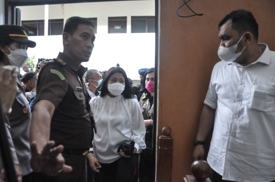 Reaksi Wajah Putri Candrawati Menjalani Sidang Vonis Majelis Hakim