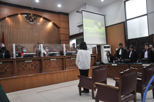 Reaksi Wajah Putri Candrawati Menjalani Sidang Vonis Majelis Hakim