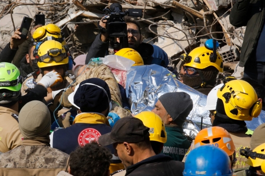 Penyelamatan Dramatis Wanita Tua Bertahan 177 Jam di Bawah Puing Gempa Turki