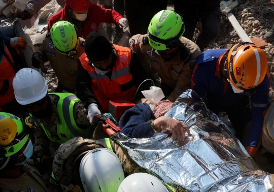 Penyelamatan Dramatis Wanita Tua Bertahan 177 Jam di Bawah Puing Gempa Turki