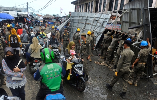 Penataan Pasar Ciputat, Satpol PP Bongkar Lapak PKL yang Ganggu Lalu Lintas