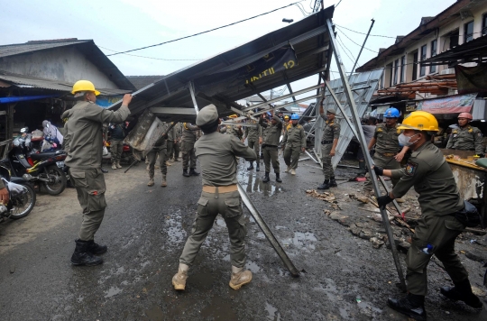 Penataan Pasar Ciputat, Satpol PP Bongkar Lapak PKL yang Ganggu Lalu Lintas