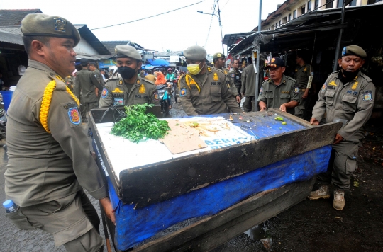 Penataan Pasar Ciputat, Satpol PP Bongkar Lapak PKL yang Ganggu Lalu Lintas