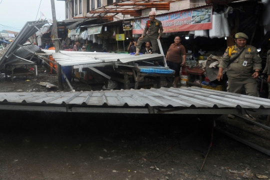 Penataan Pasar Ciputat, Satpol PP Bongkar Lapak PKL yang Ganggu Lalu Lintas