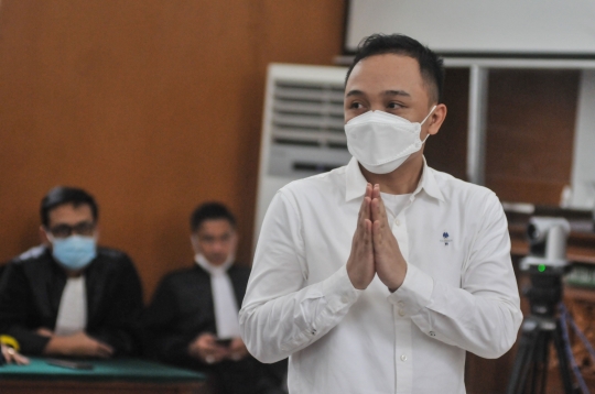 Ricky Rizal Tebar Senyuman Saat Jalani Sidang Vonis Kasus Pembunuhan Berencana Yosua