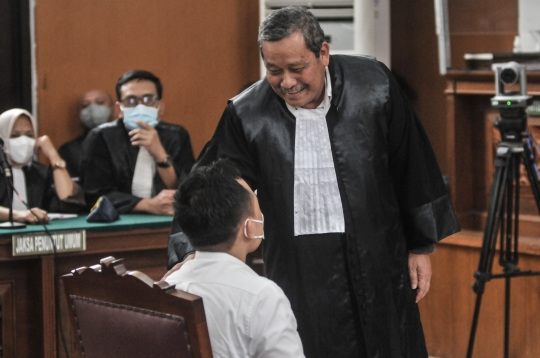 Ricky Rizal Tebar Senyuman Saat Jalani Sidang Vonis Kasus Pembunuhan Berencana Yosua