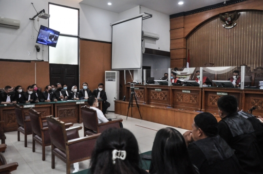 Wajah Tegar Ricky Rizal Divonis 13 Tahun Penjara