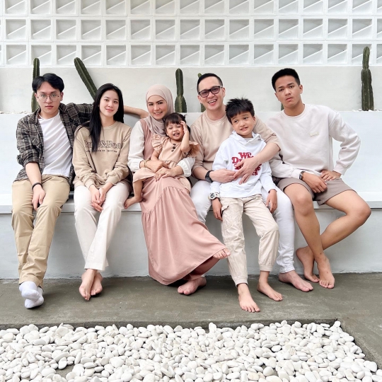 Potret Kompak Fadli Akhmad Bersama Istri & Anak-anak, Disebut Keluarga Good Looking