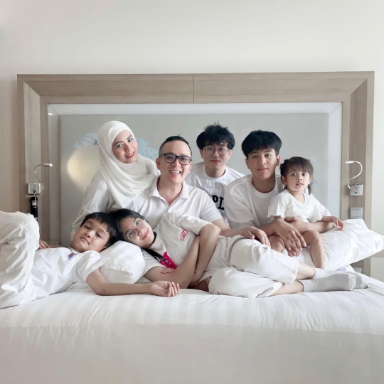 Potret Kompak Fadli Akhmad Bersama Istri & Anak-anak, Disebut Keluarga Good Looking