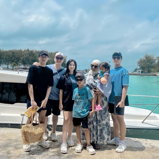 Potret Kompak Fadli Akhmad Bersama Istri & Anak-anak, Disebut Keluarga Good Looking