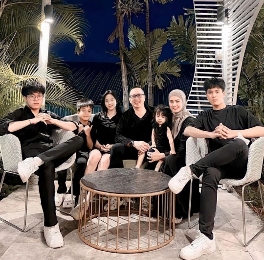 Potret Kompak Fadli Akhmad Bersama Istri & Anak-anak, Disebut Keluarga Good Looking