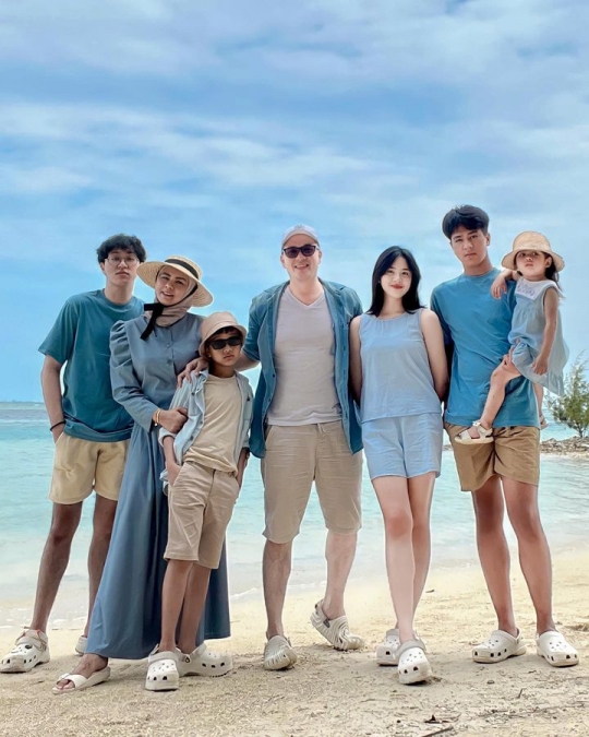 Potret Kompak Fadli Akhmad Bersama Istri & Anak-anak, Disebut Keluarga Good Looking
