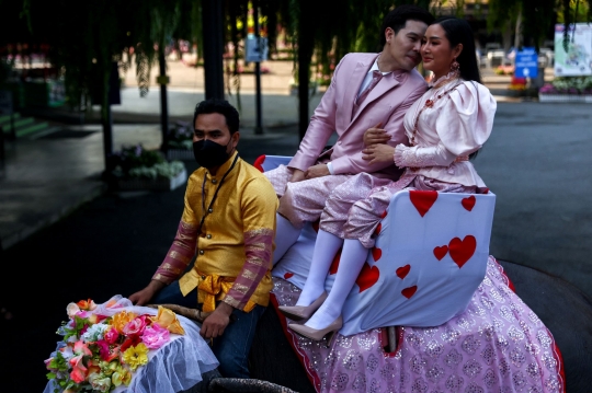Hari Valentine, Puluhan Pasangan Menikah di Punggung Gajah Thailand