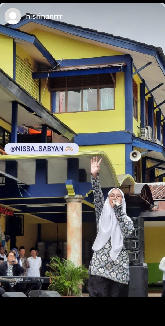Momen Nissa Sabyan Tampil Pakai Seragam saat Tampil di Sekolah, Netizen 'Masih Cocok'