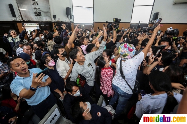 Foto : Suasana Sidang Vonis Richard Eliezer, Ramai Pendukung Bersorak ...