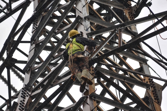 Bertaruh Nyawa Perbaiki Jaringan Listrik di Menara SUTET