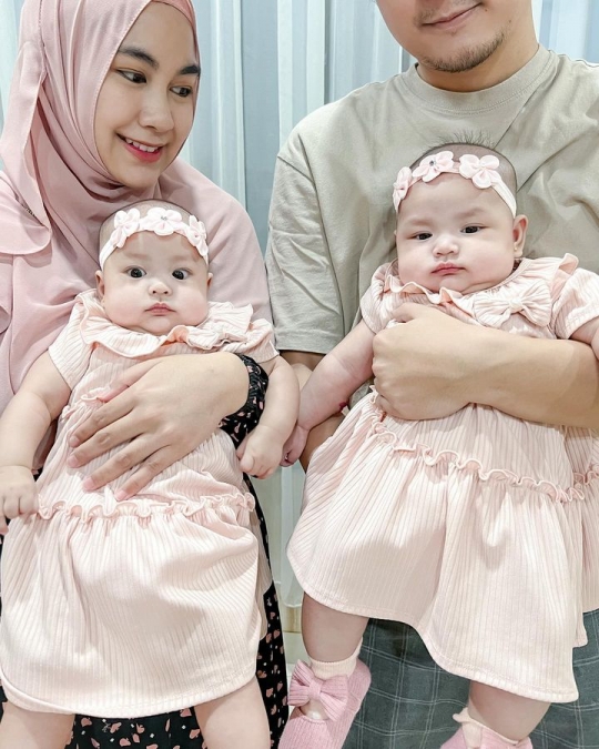 Twins Cantik! 6 Potret Terbaru Alma & Alsha Anak Kembar Anisa Rahma Menginjak 4 Bulan