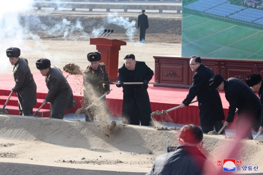 Semangat Kim Jong Un Letakkan Batu Pertama Bangun Pertanian Rumah Kaca dan Rusun