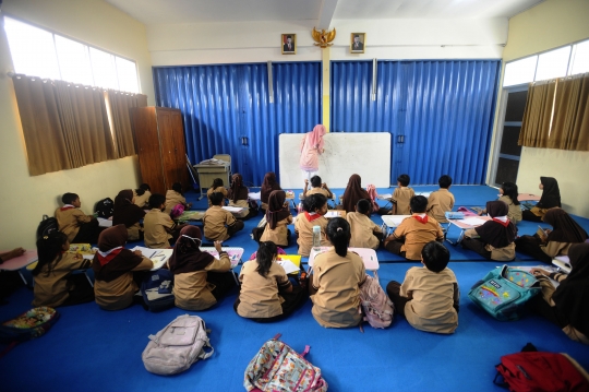 Sudah 2 Pekan Murid SDN Bojong Nangka 02 di Bogor Belajar Tanpa Meja dan Kursi