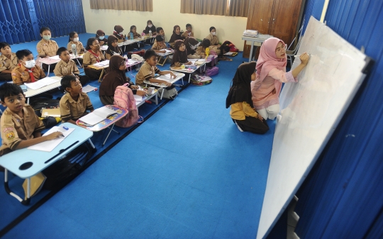 Sudah 2 Pekan Murid SDN Bojong Nangka 02 di Bogor Belajar Tanpa Meja dan Kursi