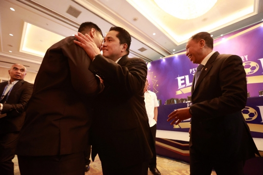 Erick Thohir dan La Nyalla Mahmud Berpelukan Jelang Perebutan Kursi PSSI 1