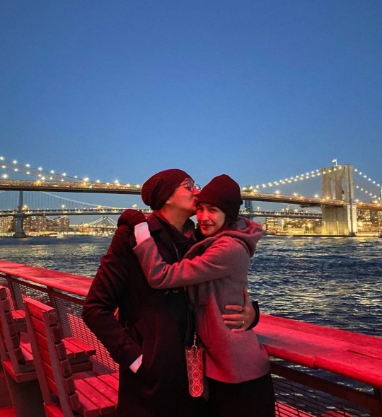 5 Potret Honeymoon Mikha Tambayong dan Deva Mahenra di New York, Mesra