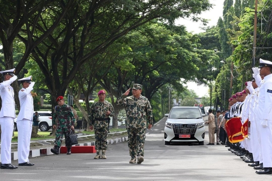 Potret Gagah Menhan Prabowo Diri di Atas Tank di Sarang Petarung Marinir TNI AL