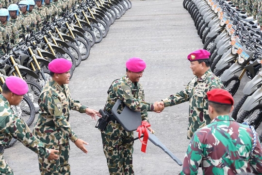 Potret Gagah Menhan Prabowo Diri di Atas Tank di Sarang Petarung Marinir TNI AL