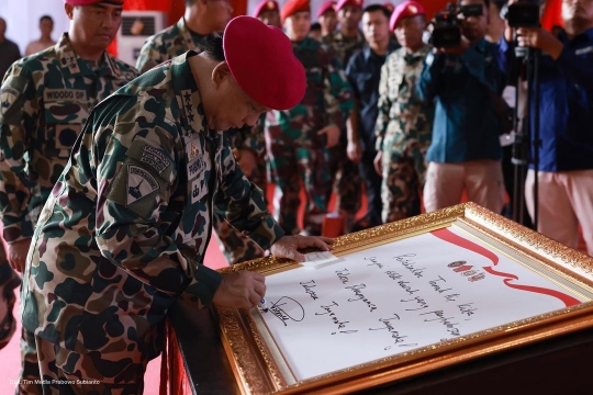 Potret Gagah Menhan Prabowo Diri di Atas Tank di Sarang Petarung Marinir TNI AL