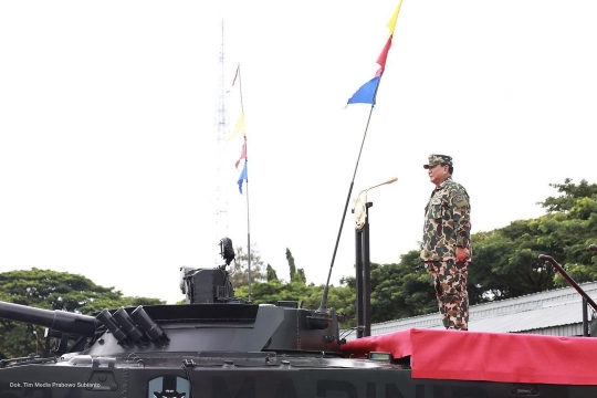 Potret Gagah Menhan Prabowo Diri di Atas Tank di Sarang Petarung Marinir TNI AL
