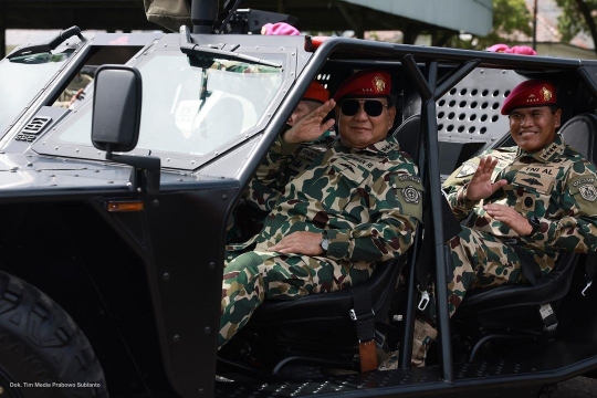 Potret Gagah Menhan Prabowo Diri di Atas Tank di Sarang Petarung Marinir TNI AL