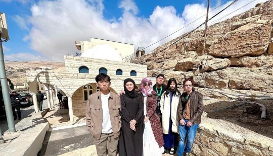 6 Potret Mulan Jameela dan Keluarga Kunjungi Petra, Penampilan Shafeea Curi Perhatian