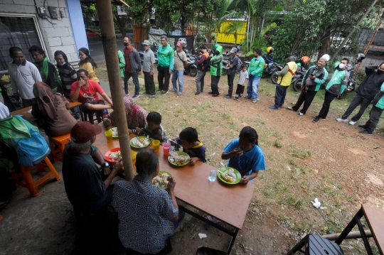 Berbagi Keberkahan dengan Membuka Warung Makan Gratis di Depok